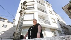 Jesusa Berm�dez entre las calles donde naci� Casa Teodoro, en Sanxenxo.