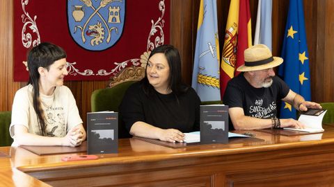 Nuria Vil, ga�adora da �ltima edici�n do Premio de Poes�a Er�tica Illas Sisargas, presentou en Malpica a s�a obra