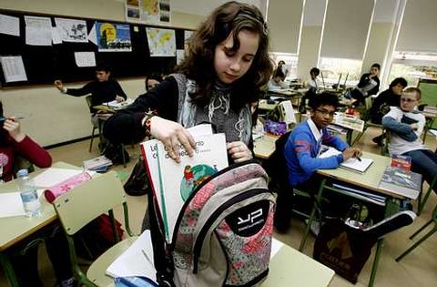 Una alumna del L�pez Ferreiro, que el a�o pasado inici� una experiencia de pr�stamo de libros. 