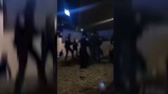 Cuatro agentes de la Polica Local heridos y cuatro personas detenidas tras una batalla campal en un pub de Matogrande, en A Corua