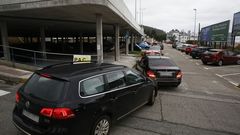 Este jueves todava se registraban colas en los accesos al hospital de Burela para las pruebas en el covid-auto