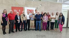 Gonzalo Caballero �lvarez, con un ramo de flores y junto al actual secretario xeral del PSdeG, Jos� Ram�n G�mez Besteiro, en un homenaje a militantes hist�ricos de Ponteareas en el 2024