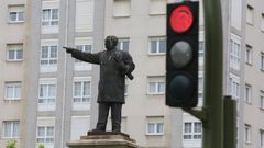 La pol�mica estatua de Gonz�lez-Llanos preside la rotonda de una de las principales v�as de acceso a la ciudad.