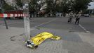 Dos peatones observan el cad�ver cubierto de una de las v�ctimas del ataque con bombas racimo en Mykolaiv