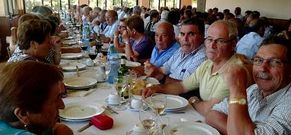 Los mayores de Dodro disfrutan de la comida que inclu�a la excursi�n por Barbanza.