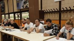 Asamblea de trabajadores en Alcoa, con Zan con camisa naranja