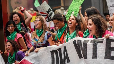 Sole Deza, tercera por la izquierda, en las marchas feministas.