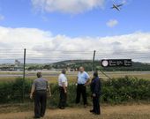 Los comuneros de Guiz�n son due�os de la zona ajardinada y parte de la pista. 