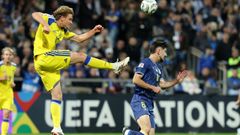 El futbolista del Celta Carl Starfelt, durante el partido entre Suecia y Bosnia en el que se ha lesionado.