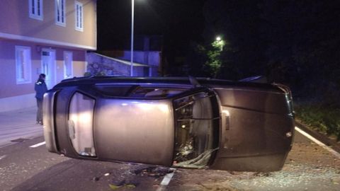 El coche qued� semivolcado sobre un lateral despu�s de salirse de la v�a 