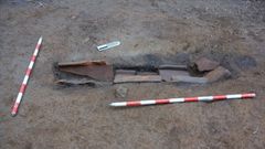 Tres piezas de material cer�mico (latericias) formaban parte de la cubierta de la tumba, que se hallaron hundidas hacia el interior de la tumba.