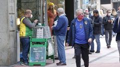 Uno de los ms de 19.000 agentes vendedores del cupn de la ONCE, en una imagen de archivo en Pontevedra