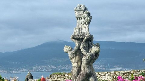 Conjunto escult�rico de Camilo Nogueira en el interior de la parte alta del castillo de O Castro.