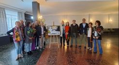 Lola Doporto entrega a la AECC lo obtenido por la venta de pa�oletas