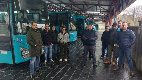 Trabajadores, trabajadoras y representantes de la CIG, este miércoles en la estación de autobuses de Carballo.