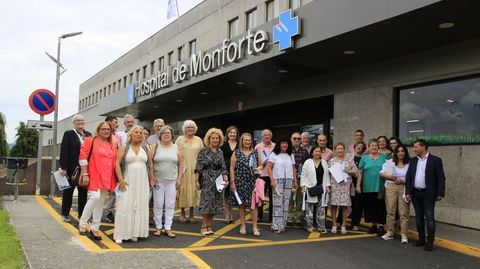 Los jubilados, en una foto de grupo a las puertas del hospital de Monforte