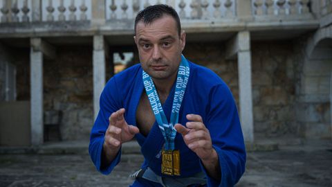 Martín Casal, con las medallas que le acreditan como campeón de la Copa Galicia 2025.