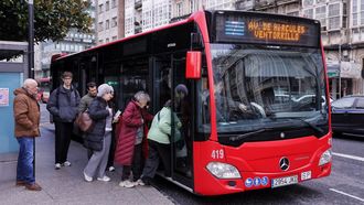 Usuarios subiendo a un autob�s urbano en la plaza de Pontevedra