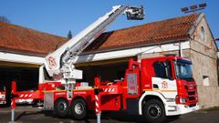 Cami�n-gr�a de bomberos adquirido por el Concello de Pontevedra en enero del 2020, con capacidad para elevarse 45 metros.