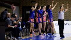 Las jugadoras animando, con Lino L�pez y Gala Mestres siguiendo el partido desde el banquillo. 