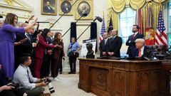 Donald Trump responde a la prensa tras anunciar el acuerdo comercial con el Reino Unido.