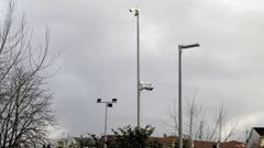 Una de las nuevas luminarias (a la izquierda) instaladas en los pasos de peatones de la plaza de la Compa��a. A la derecha, c�maras de vigilancia dirigidas hacia el jard�n y la calle Duquesa de Alba