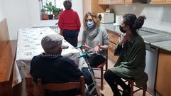 Raquel Arias y Katy Varela (a la derecha) visitan a un beneficiario de la asistencia en el hogar
