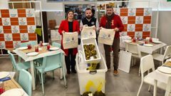 El patr&oacute;n mayor de Ferrol, flanquedo por el administrador de la Cocina Econ&oacute;mica y&nbsp;la diputada provincial de Medio Rural