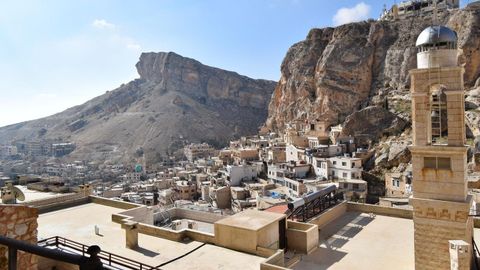 El monasterio de Santa Tecla se erige en la ladera de Malula.