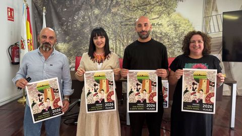 El autor del cartel, Ant�n Luis Criado; la alcaldesa, Marta Rouco; el pregonero, Daniel Veiga, y la concejala de Cultura, M�nica Gonz�lez