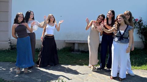 Aitana, Candela, �rsula, Leire, Blanca, Clara y Ale pasan este mes del verano en el peque�o pueblo de C�breces