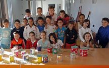 Los de cuarto de primaria convirtieron latas en elementos decorativos
