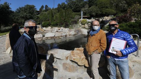 Manuel Varela, Arturo Fernández y Enrique Camoeiras, miembros de la plataforma que urge la reapertura de las termas