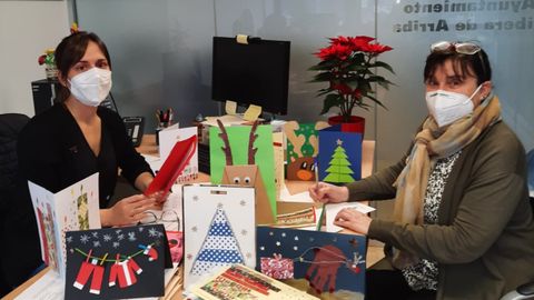 LALI VÁZQUEZ Y PATRICIA ÁLVAREZ, CONCEJALAS DE SERVICIOS SOCIALES Y CULTURA, PREPARANDO LAS FELICITACIONES ELABORADAS POR LOS NIÑOS DEL CP PABLO IGLESIAS Y QUE ENTREGARON CASA POR CASA A LAS PERSONAS QUE VIVEN SOLAS O NECESITAN ESPECIAL ATENCIÓN