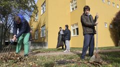 Cuatro de los chicos que viven en el centro de Leixa, cuya media de edad ronda los 50 a�os