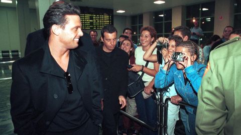 Llegada de Luis Miguel al aeropuerto de Santiago en 199, antes de dar su concierto en Vigo