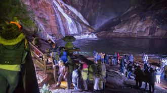 Visitantes en el &uacute;ltimo tramo de la pasarela de O &Eacute;zaro, en imagen de archivo, durante uno de los espect&aacute;culos de iluminaci&oacute;n nocturna