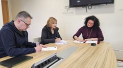 La alcaldesa de Teo (derecha) firm� el convenio con una representante de la USC