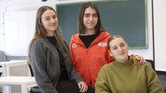 De izquierda a derecha, Pandora, alumna de primer curso, y Silvana y Natalia, de �ltimo curso
