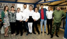 Karra Elejalde (a la derecha) interpreta a un chef rudo y aventurero.