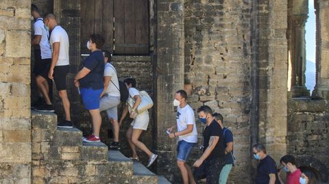 Grupos de turistas en el exterior del monumento prerrom�nico de Santa Mar�a del Narancos, a cuatro kil�metros de Oviedo