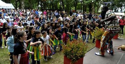 Los m�s j�venes fueron los protagonistas de la ma�ana en As Pedrosas y no dudaron en moverse al son de ritmos africanos. 