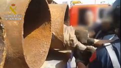 Rescatan a un inmigrante oculto en un tubo de hierro de 40 cent�metros de ancho
