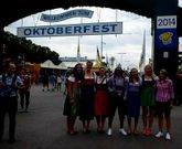 Claudia Calvelo (la primera por la izquierda) posa para La Voz en traje tradicional y con compaeras de equipo.