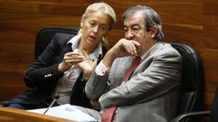 Francisco �lvarez-Cascos conversa con Cristina Coto durante un pleno de la Junta General del Principado.Francisco �lvarez-Cascos conversa con Cristina Coto durante un pleno de la Junta General del Principado