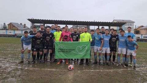 Los dos equipos que jugaron el domingo en el Pepe Barrera, con el Ribadeo FC como local, en una imagen en la que se aprecia el deterioro del campo
