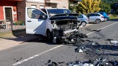 Estado en el que qued� la furgoneta tras el choque frontal, cuyo ocupante pudo salir por su propio pie