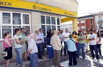 Ayer, con una concentraci�n, alcaldes y pol�ticos exigieron a Correos que reponga servicios. 