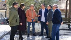 El presidente de la Diputaci�n (en el centro) se reuni� con los promotores del proyecto.
