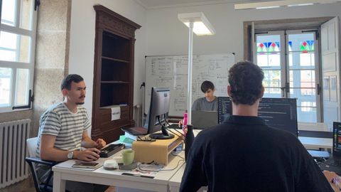 Miembros de Tribo Solutions, en el pazo de Arenaza, donde estn a punto de crear su empresa de digitalizacin de procesos.